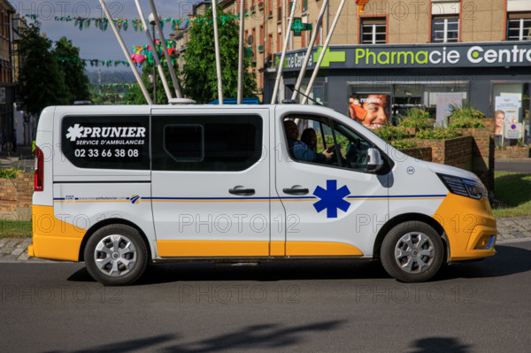 france, région Normandie, Orne, Flers, place du général de Gaulle, carefour giratoire avec drapeaux,
