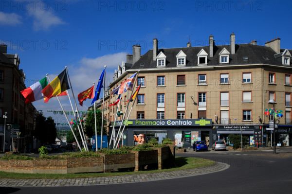 france, région Normandie, Orne, Flers, place du général de Gaulle, carefour giratoire avec drapeaux,