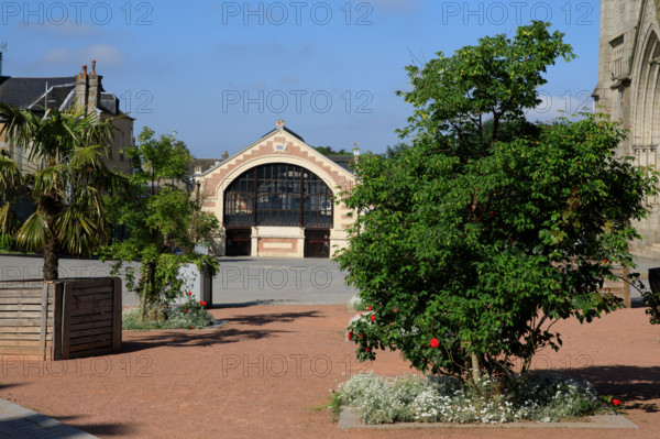 france, région Normandie, Orne, Flers, plave de Dr Vayssières, halle du marché,
