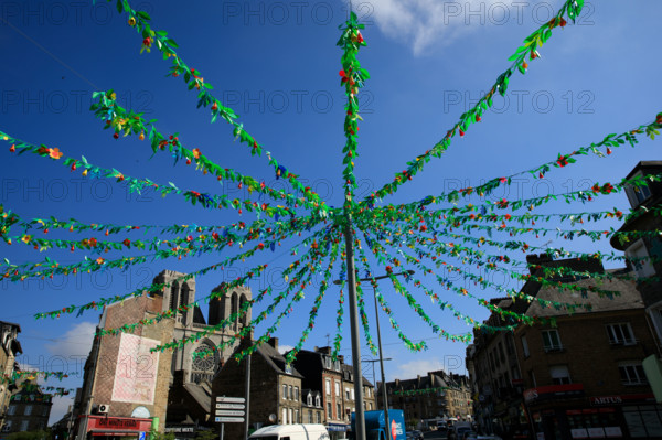 france, région Normandie, Orne, Flers, rue de Domfront, decoration de l'été, vue sur les tours de l'église saint Germain,