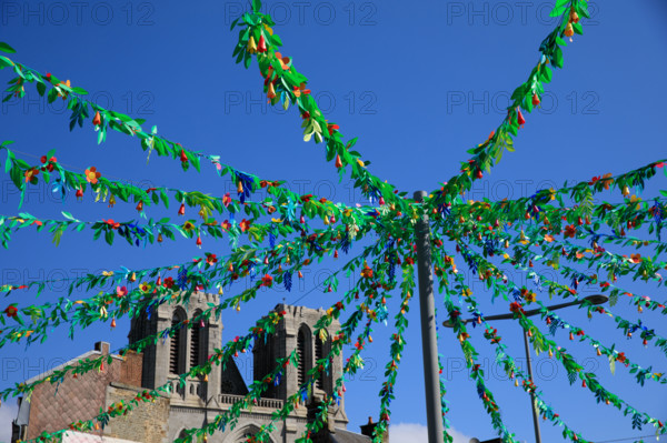 france, région Normandie, Orne, Flers, rue de Domfront, decoration de l'été, vue sur les tours de l'église saint Germain,