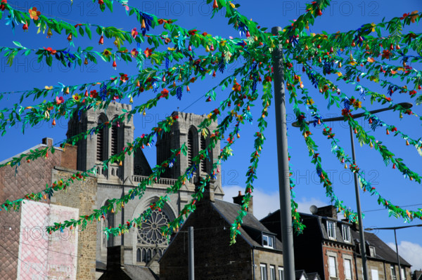 france, région Normandie, Orne, Flers, rue de Domfront, decoration de l'été, vue sur les tours de l'église saint Germain,