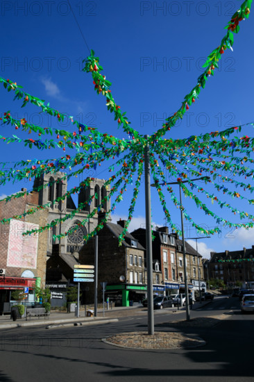 france, région Normandie, Orne, Flers, rue de Domfront, decoration de l'été, vue sur les tours de l'église saint Germain,