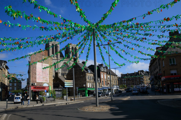france, région Normandie, Orne, Flers, rue de Domfront, decoration de l'été, vue sur les tours de l'église saint Germain,