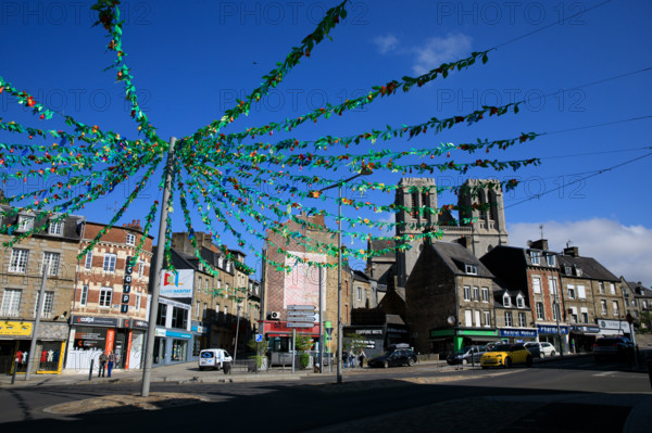 france, région Normandie, Orne, Flers, rue de Domfront, decoration de l'été, vue sur les tours de l'église saint Germain,