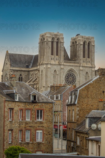 france, région Normandie, Orne, Flers,église saint Germain, vue au dessus des toits,  depuis la rue de la chaussée,