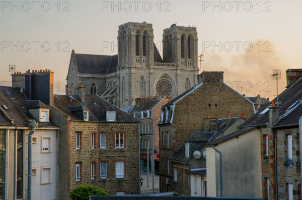 france, région Normandie, Orne, Flers,église saint Germain, vue au dessus des toits,  depuis la rue de la chaussée,