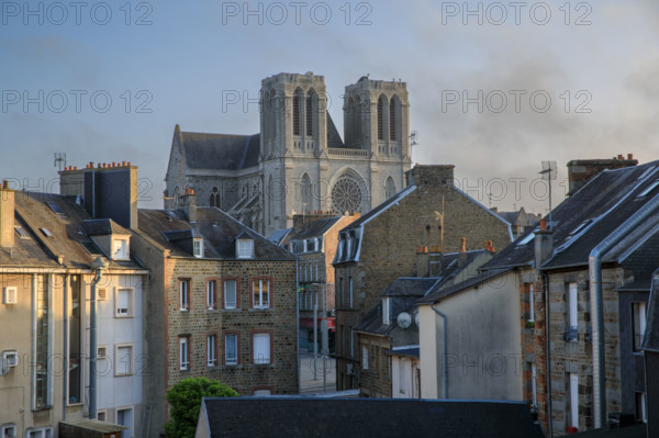 france, région Normandie, Orne, Flers,église saint Germain, vue au dessus des toits,  depuis la rue de la chaussée,