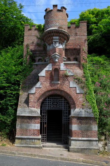 france, région Hauts de france, Somme, Ault, porte du moulinet et escaliers vers les hauteurs de la ville,