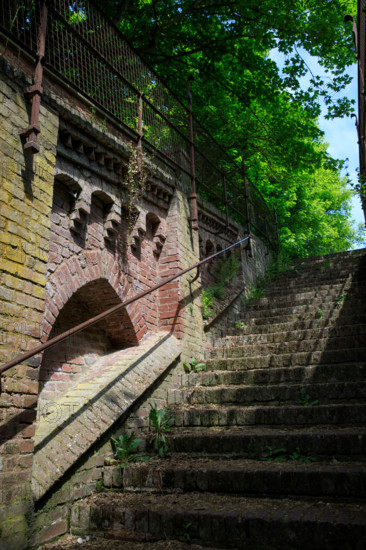 france, région Hauts de france, Somme, Ault, porte du moulinet et escaliers vers les hauteurs de la ville,