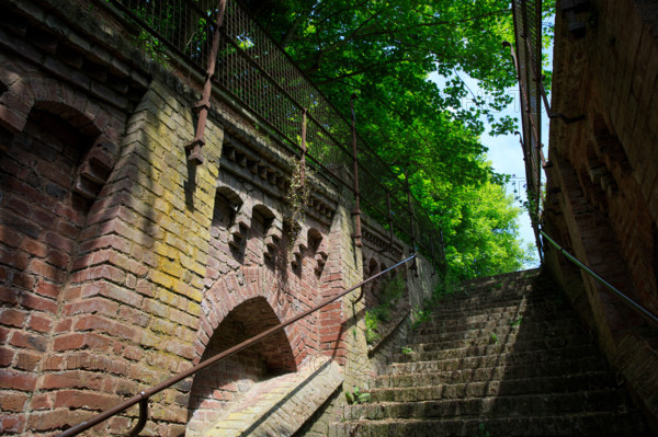 france, région Hauts de france, Somme, Ault, porte du moulinet et escaliers vers les hauteurs de la ville,