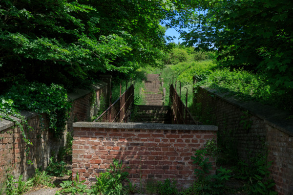 france, région Hauts de france, Somme, Ault, porte du moulinet et escaliers vers les hauteurs de la ville,