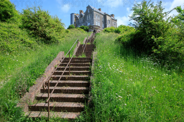 france, région Hauts de france, Somme, Ault, porte du moulinet et escaliers vers les hauteurs de la ville,