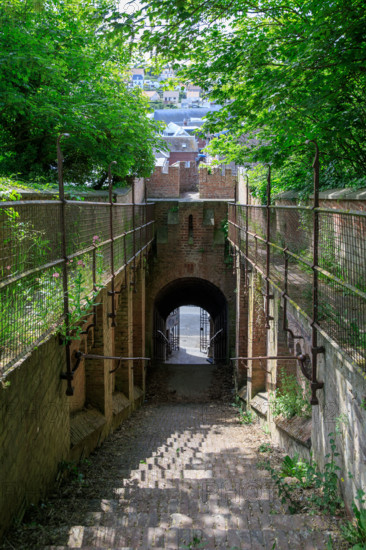 france, région Hauts de france, Somme, Ault, porte du moulinet et escaliers vers les hauteurs de la ville,