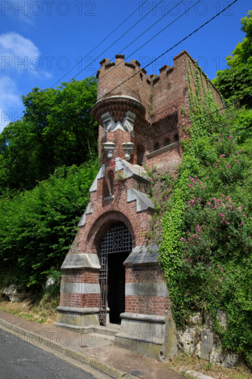 france, région Hauts de france, Somme, Ault, porte du moulinet et escaliers vers les hauteurs de la ville,