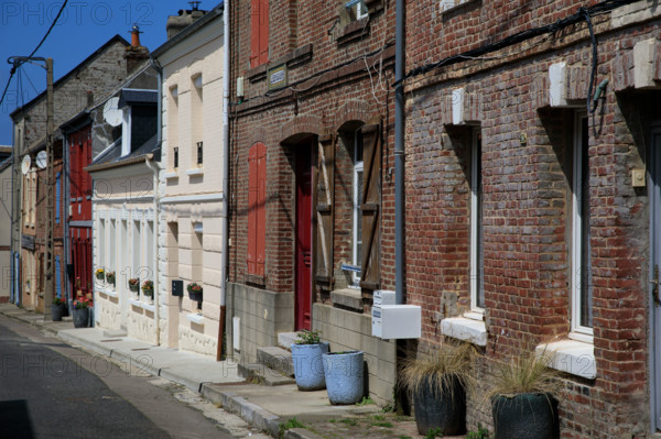 france, région Hauts de france, Somme, Ault, rue des fonts benits, facades