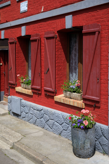france, région Hauts de france, Somme, Ault, rue des fonts benits, facades