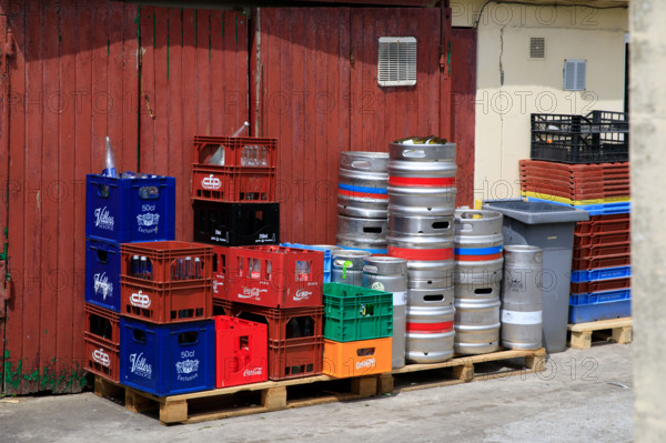 france, région Hauts de france, Somme, Ault, futs et caisses de bar,