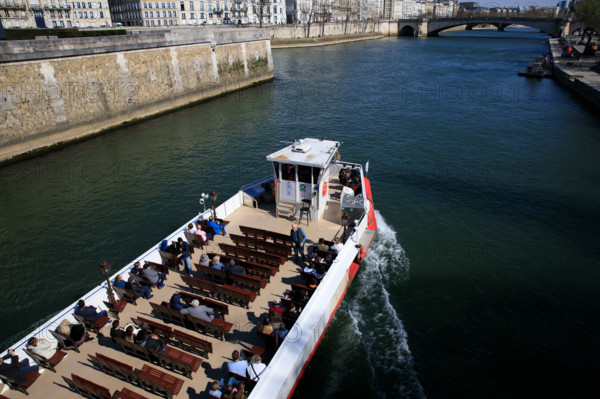 Paris, péniche sur la Seine