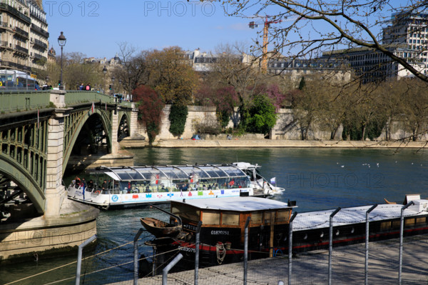 Paris, quai Saint-Bernard