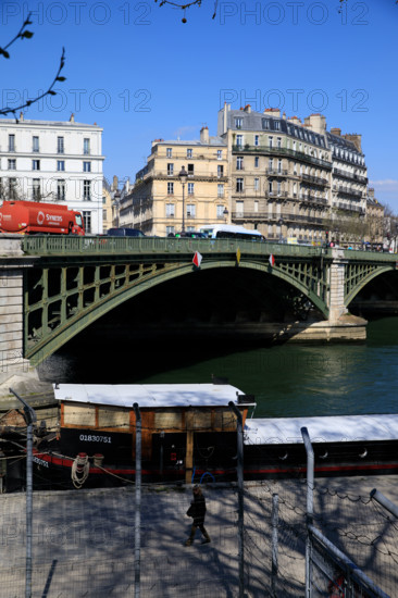 Paris, quai Saint-Bernard
