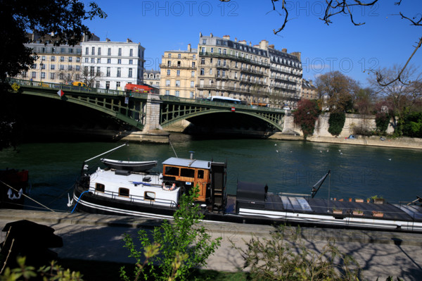 Paris, quai Saint-Bernard