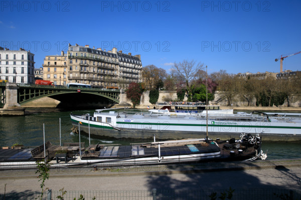 Paris, quai Saint-Bernard