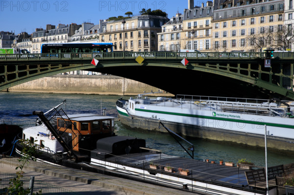 Paris, quai Saint-Bernard
