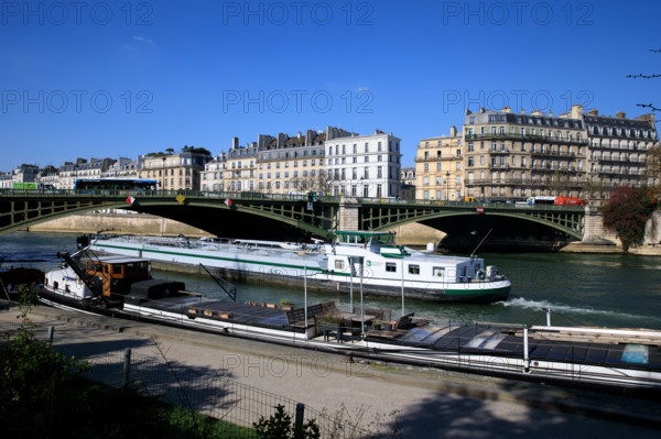 Paris, quai Saint-Bernard