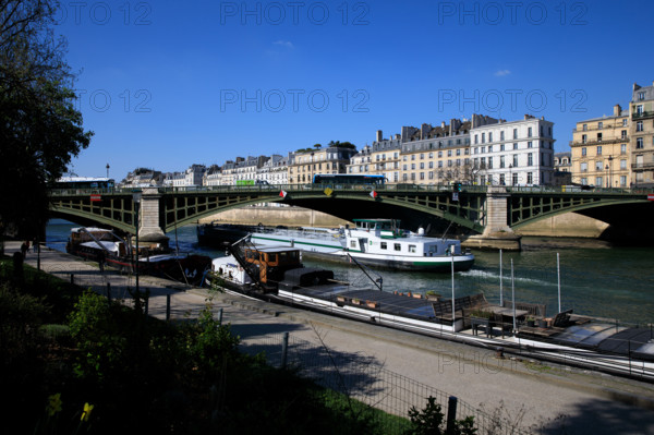 Paris, quai Saint-Bernard