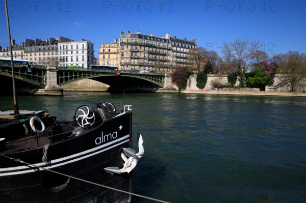 Paris, quai Saint-Bernard