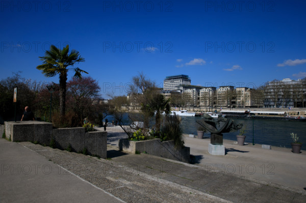 Paris, quai Saint-Bernard