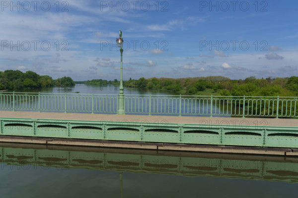 france, région centre, Loiret, Briare, pont canal de Birare, pont-canal portant le canal latéral à la Loire au-dessus de la Loire. concu pas les ateliers de Gustave Eiffel,