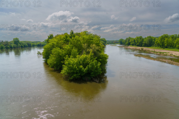france, région centre, Loiret, Briare, la Loire aux abords du pont canal,