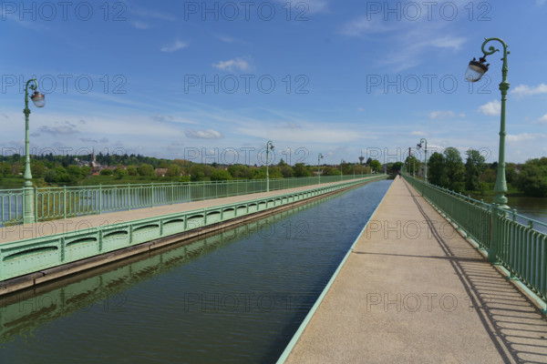 france, région centre, Loiret, Briare, pont canal de Birare, pont-canal portant le canal latéral à la Loire au-dessus de la Loire. concu pas les ateliers de Gustave Eiffel,