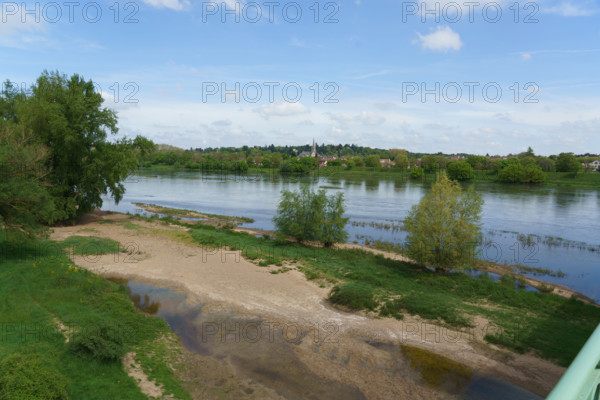 france, région centre, Loiret, Briare, la Loire aux abords du pont canal,