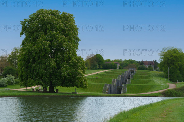 france, région bougogne, Yonne, Rogny les sept écluses, ouvrage des 7 écluses dû à l'ingénieur hydraulicien Hugues Cosnier (1573-1629). marronier