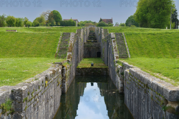 france, région bougogne, Yonne, Rogny les sept écluses, ouvrage des 7 écluses dû à l'ingénieur hydraulicien Hugues Cosnier (1573-1629).