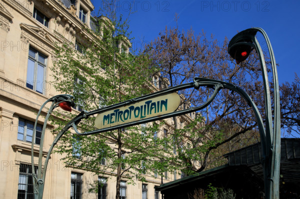 Paris, entrée de la station Cité
