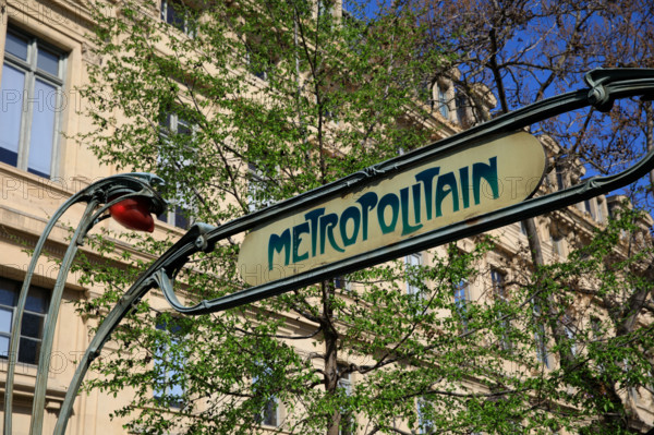 Paris, entrée de la station Cité