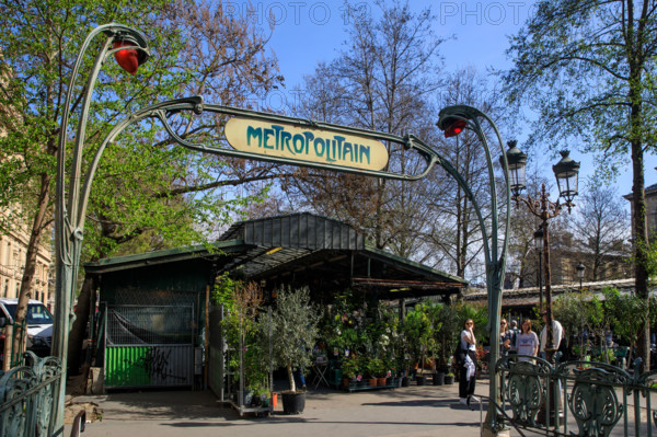 Paris, entrée de la station Cité et Marché aux Fleurs