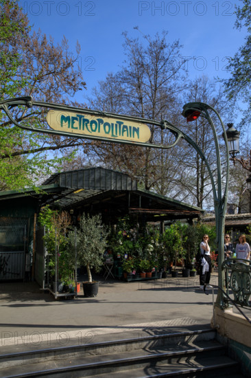 Paris, entrée de la station Cité et Marché aux Fleurs