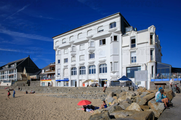france, region Normandie, Manche, cotentin, Agon coutainville,  plage, promenade de Jersey, immeuble art déco, restaurant le neptune,