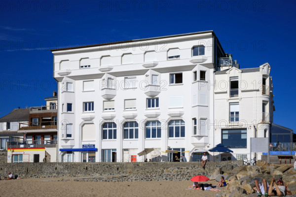 france, region Normandie, Manche, cotentin, Agon coutainville,  plage, promenade de Jersey, immeuble art déco, restaurant le neptune,