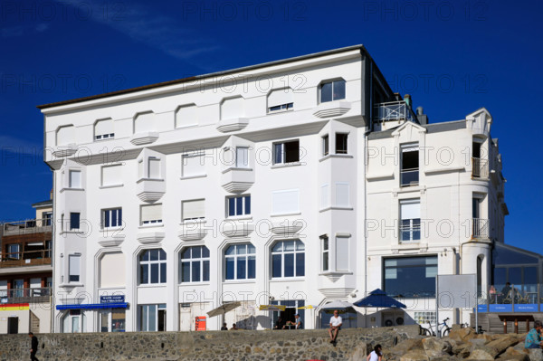 france, region Normandie, Manche, cotentin, Agon coutainville,  plage, promenade de Jersey, immeuble art déco, restaurant le neptune,