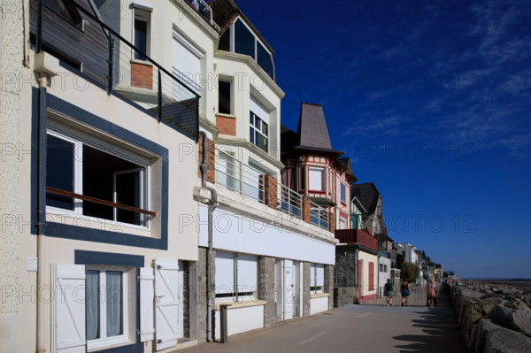 france, region Normandie, Manche, cotentin, Agon coutainville,  plage, promenade de Chausey,