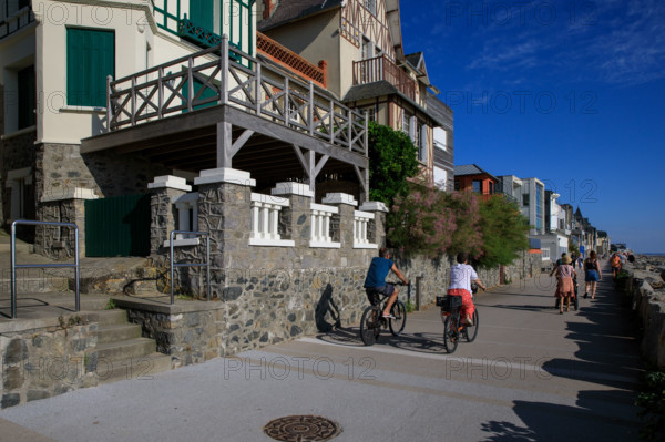 france, region Normandie, Manche, cotentin, Agon coutainville,  plage, promenade de Chausey,