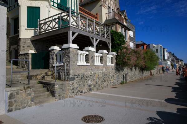 france, region Normandie, Manche, cotentin, Agon coutainville,  plage, promenade de Chausey,