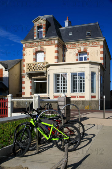 france, region Normandie, Manche, cotentin, Agon coutainville,  plage, promenade de Chausey,