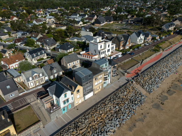 france, region Normandie, Manche, cotentin, Agon coutainville,  plage, promenade de Chausey, le front de mer et la villa sans gène,